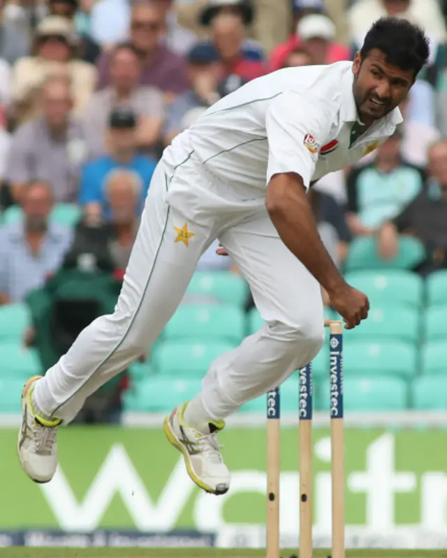 سہیل خان نے انگلش کپتان الیسٹر کک کی قیمتی وکٹ حاصل کی۔