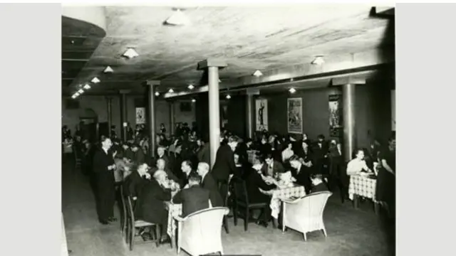 یکی از انبارهای دهه ۳۰ به عنوان سالن غذاخوری کارمندان بانک استفاده می‌شد