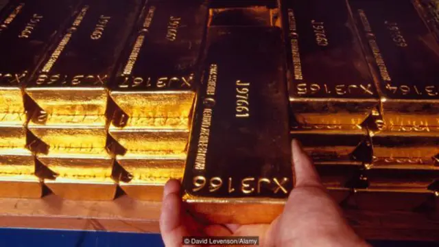 شمش‌های طلا خیلی منظم روی قفسه‌های این انبارها چیده شده‌اند