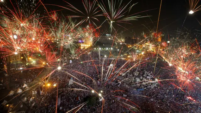 معارضو مرسي ابتهجوا في ميدان التحرير بالإعلان عن خارطة طريق تنهي حكمه.