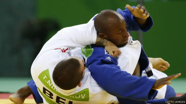 افغان لوبغاری به د پورتګال له جورج فونيسکا سره چې شېنې جامې يې په تن دي لوبه کوي