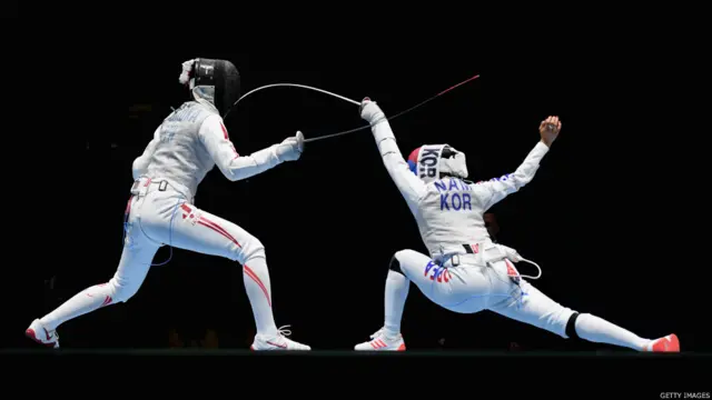 ښي اړخ ته د کوريا هيونهي نم د جاپان د شيهو نيشيوکا سره د سيالۍ پر مهال 