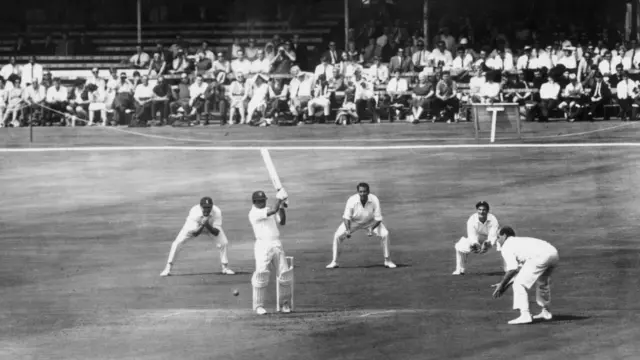 حنیف محمد کرکٹ کے حقیقی لٹل ماسٹر تھے۔ یہ خطاب انھیں پاکستان کے اولین ٹیسٹ میچ میں ہی مل گیا تھا جس میں انھوں نے ٹیسٹ کرکٹ میں پاکستان کی طرف سے پہلی نصف سنچری سکور کی تھی۔