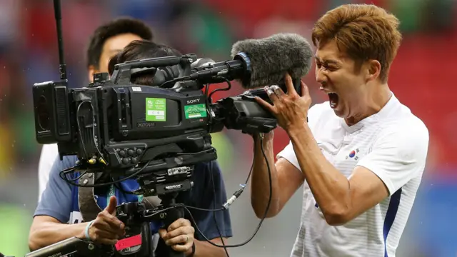 د جنوبي کوريا سون هيونګمېن د مکسيکو پر وړاندې له سيالۍ ګټلو وروسته خوښي کوي