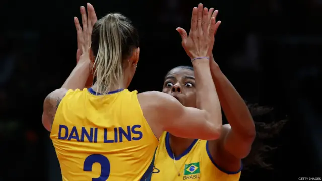 د برازيل د ښځينه وو د واليبال لوبغاړې د جاپان پر وړاندې سيالې کې د نومرې په ګټلو خوشالي کوي.