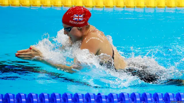 د بریتانيا مولي رينشاو د ښځينه وو د ۲۰۰ متره واټن لامبو سياليو په نيمه پايلوبه کې. د سياليو په پنځمه ورځ د بريتانيا منډې وهونکو د سرو زرو دوه مډالونه وګټل