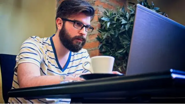 په زرګونو داوطلبه استادان زده کوونکو ته لارښونې کوي