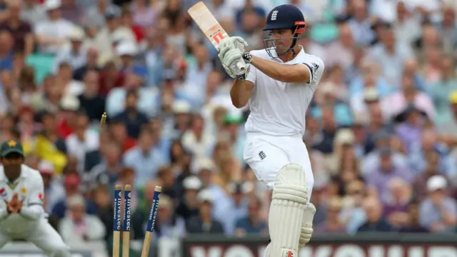 انگلینڈ کے کپتان ایلسٹر کک سہیل خان کی گیند پر جارحانہ شاٹ کھیلنے کی کوشش میں بولڈ ہو گئے۔