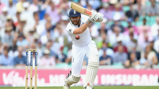 جانی بیرسٹو نے ایک بار پھر مرد بحران کا کردار ادا کرتے ٹیم کو مشکل صورتحال سے نکالا اور معین علی کے ساتھ مل کر 93 رنز کی شراکت بنائی۔