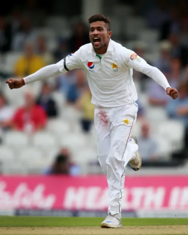 محمد عامر نےانگلینڈ کے دو کھلاڑیوں کو آؤٹ کیا۔ پاکستانی فیلڈروں نے محمد عامر کی گیند پر کیچ ڈراپ کرنے کا سلسلہ جاری رکھا۔ 