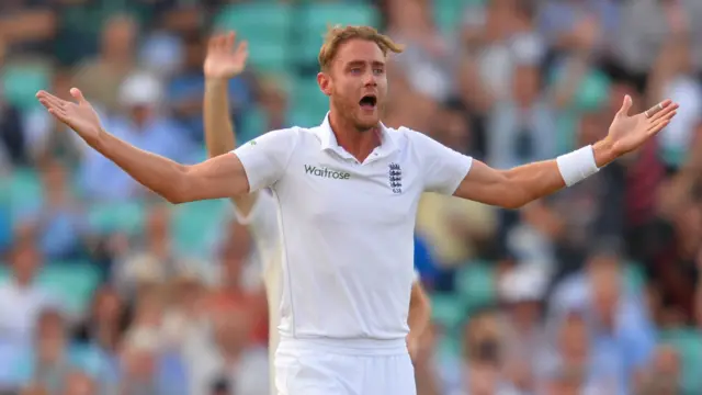 انگلینڈ کو ابتدائی کامیابی سٹوارٹ براڈ نے دلائی۔