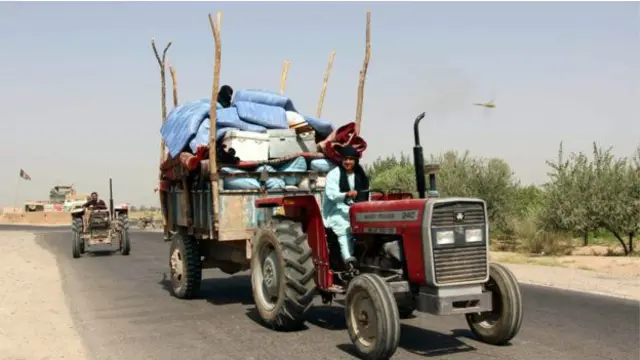 ځايي چارواکي وايي د جګړو له کبله زرګونه کسان بې ځایه شوي دي