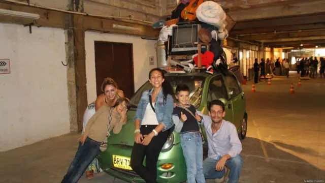 莱昂纳多（右）和他的一家人开着一辆小汽车穿越四个南美国家到达巴西 （Credit: Ninibe Forero）