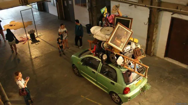 莱昂纳多将他用于逃难的小车和行装改造成了临时的装置艺术（Credit: Ninibe Forero）