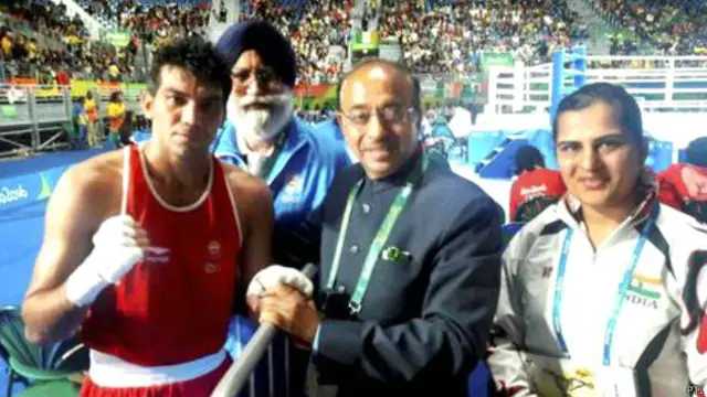 کمیٹی کا الزام ہے کہ وجے گوئل نے اپنے کچھ ساتھیوں کے ساتھ ان جگہوں پر جانے کی کوشش کی جہاں جانے کے لیے ان کے پاس ایکریڈشن کارڈ نہیں تھا