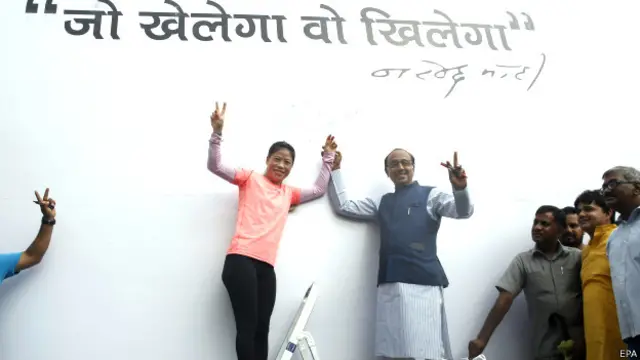  انڈیا کے وزیرِ کھیل وجے گوئل نے یہ تنازع سامنے آنے کے بعد وضاحت پیش کی ہے