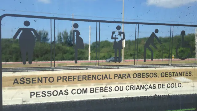 У бразильських автобусах є місця для вагітних, літніх та повних людей