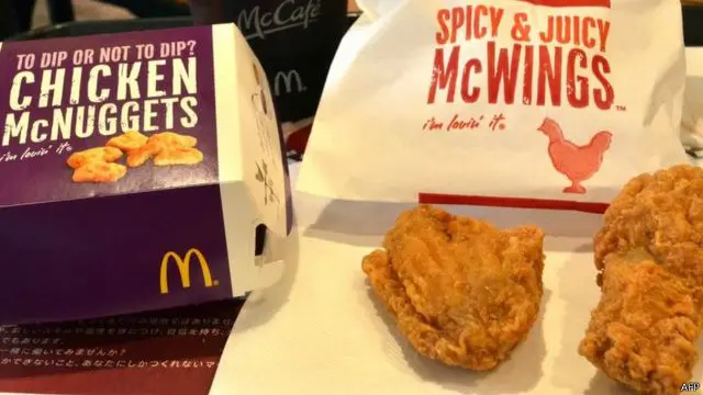 很多家畜饲养场为了让牲畜少生病，并生长得快，经常给他们喂食和注射抗生素。