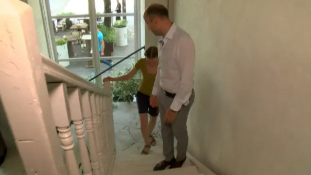 Брати Гриль, скрипучі сходи