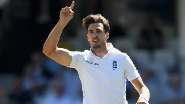 انگلینڈ کی جانب سے جیمز اینڈرسن، سٹیفن فِن اور معین علی نے ایک ایک کھلاڑی کو آؤٹ کیا۔