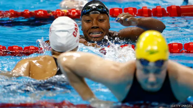 د امریکا سايمن مينويل لومړۍ تورپوستې ښځه ده چې د لامبو په برخه کې د امريکا لپاره مډال ګټي.