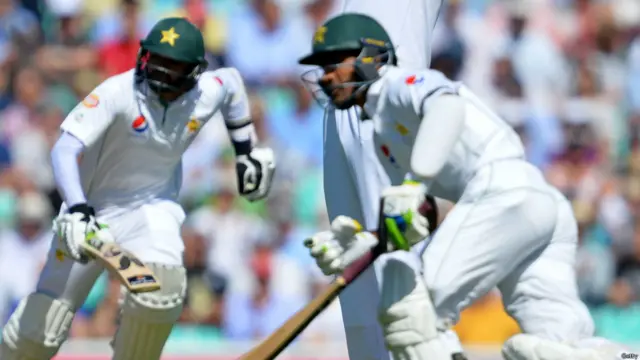 پاکستان اور انگلینڈ کے مابین سیریز کے چوتھے اور آخری ٹیسٹ میچ کے دوسرے دن پاکستان کی انگلینڈ کے خلاف بیٹنگ جاری ہے۔