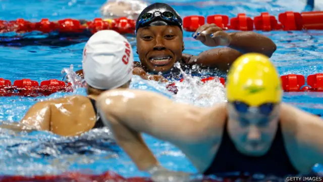 د اولمپيک سياليو پر شپږمه ورځ د ښځو د ۱۰۰ متره واټن لامبو سياليو کې د امریکا د سايمن مينويل او د کاناډا د پني اوليکسياک تر منځ د سرو زرو د مډال لپاره سيالي مساوي پای ته ورسېده.