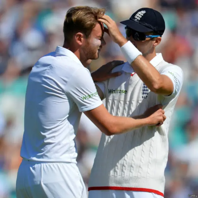 جمعرات کو شروع ہونے والے اس ٹیسٹ میچ میں انگلینڈ نے ٹاس جیت کر پہلے بیٹنگ کا فیصلہ کیا تھا۔