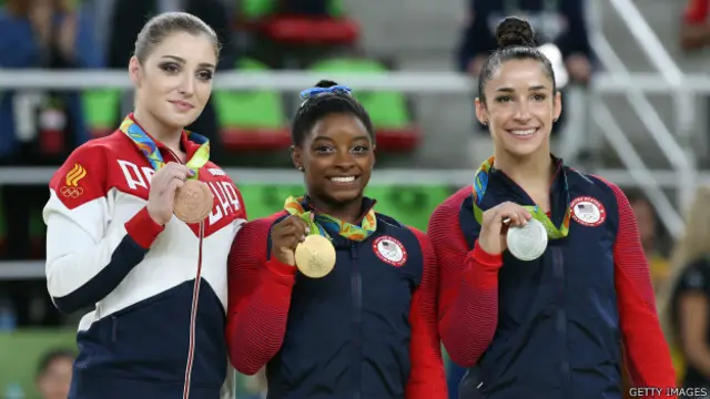 د روسیې د ژېړو مډال ګټونکې عاليه مصطفينا، د امریکا سايمن بايلز او الکساندرا ريزمن سره