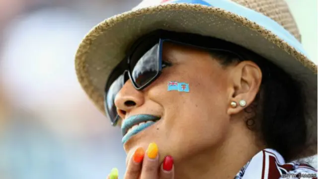 د فجي لوبډلې يوه مينه واله. دغه هېواد خپل لومړۍ مډال د رګبي اووه کسيزه سيالۍ کې برتيانيا ته په ماتې ورکولو وګاټه