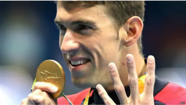 د برازيل په ريو کې د روانو اولمپيک سياليو پر شپږمه ورځ امريکايي لامبو وهونکي مايکل فېلپس د سرو زرو د يوه بل مډال په ګټلو سره په ريو کې د خپلو سرو زرو د مډالونو شمېر څلور کړ.