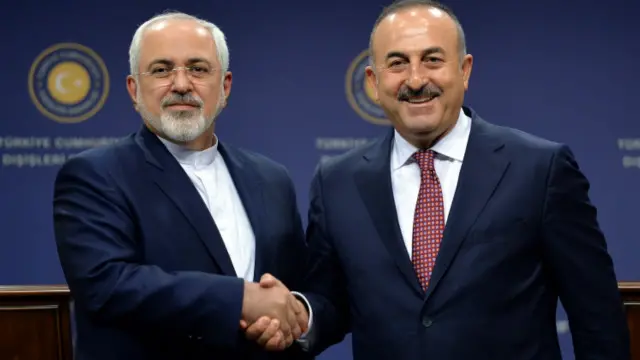 وزير الخارجية التركي مستقبلا نظيره الإيراني محمد جواد ظريف الذي يزور أنقرة