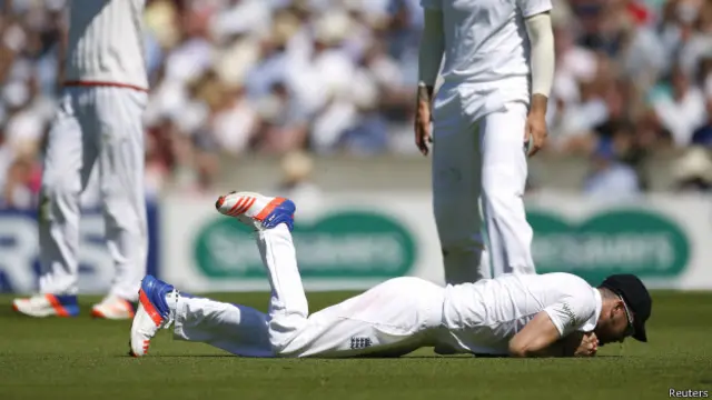 میزبان ٹیم کی جانب سے ایلکس ہیلز نے یاشر شاہ کا، جیمز اینڈرسن نے اسد شفیق جب کہ سٹیفن فِن نے اظہر علی کا کیچ چھوڑا