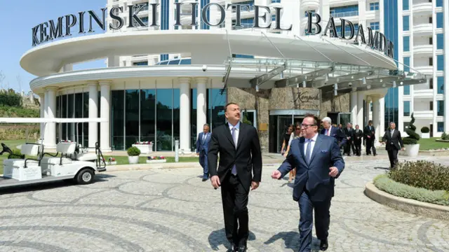 Prezident Əliyev ailəsi ilə birlikdə 2011-ci ilin iyulun 2-si "Kempinski Hotel-Badamdar"ın açılışına qatılıb