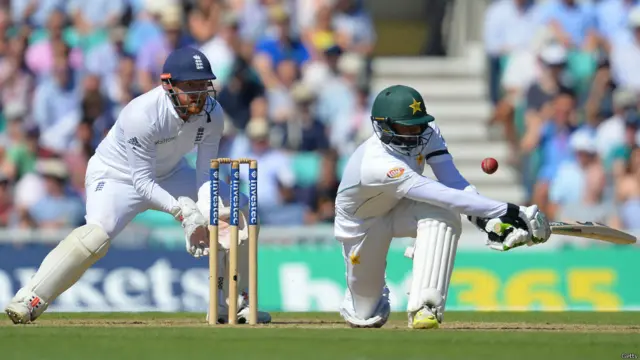 میچ کے دوسرے دن پاکستان کے آؤٹ ہونے والے تیسرے بیٹسمین اظہر علی تھے، انھوں نے نو چوکوں کی مدد سے 49 رنز بنائے۔