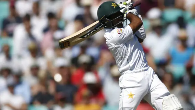 مہمان ٹیم کی جانب سے اسد شفیق نے عمدہ بیٹنگ کا مظاہرہ کیا۔ انھوں نے اب تک 11 چوکوں اور ایک چھکے کی مدد سے 74 رنز بنائے ہیں۔