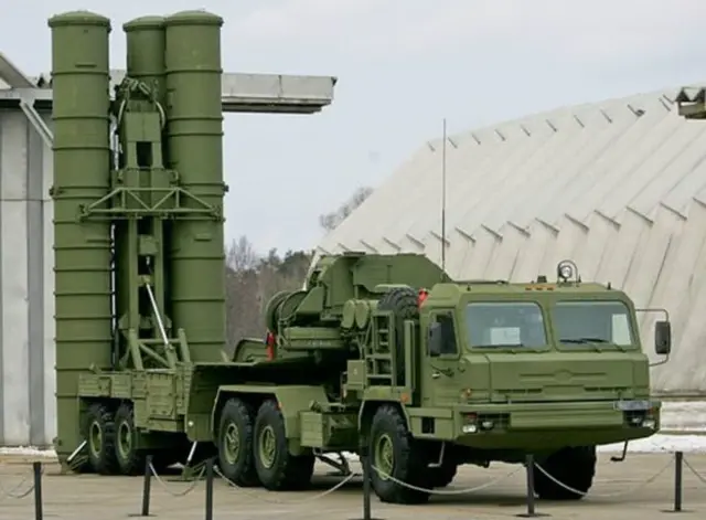 S-400防空导弹系统可追踪300个目标,同时击落400公里范围内的导弹和飞机。(资料图片)
