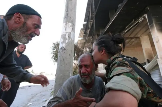 تحظى منبج بأهمية استراتيجية إذ أنها تقع على خط إمداد مهم للتنظيم يمتد من الحدود التركية إلى معقله بمدينة الرقة.