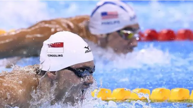 Keberhasilan Schooling (kiri) meraih emas di cabang renang menempatkan dirinya sebagai perenang pertama dari Asia Tenggara yang merebut emas Olimpiade. 