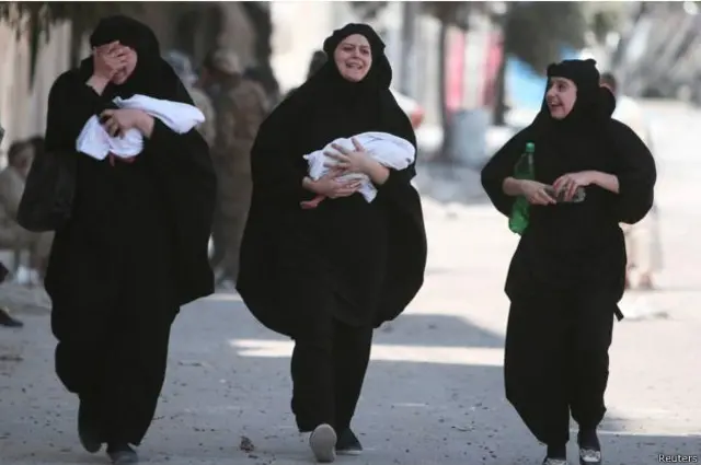 疏散人员中还有新生的婴儿和他们的母亲。