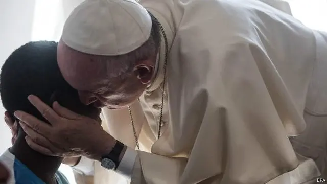 Paus kemudian mengobrol selama lebih dari satu jam dengan para perempuan itu, yang sebagian diperdagangkan dari Afrika dan tempat lain di Eropa.