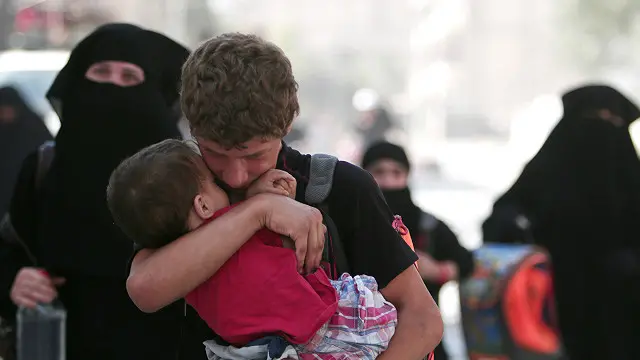 Mereka juga mengatakan telah membebaskan sekitar 2,000 orang warga sipil yang digunakan sebagai perisai hidup oleh ISIS pada hari terakhir pertempuran.