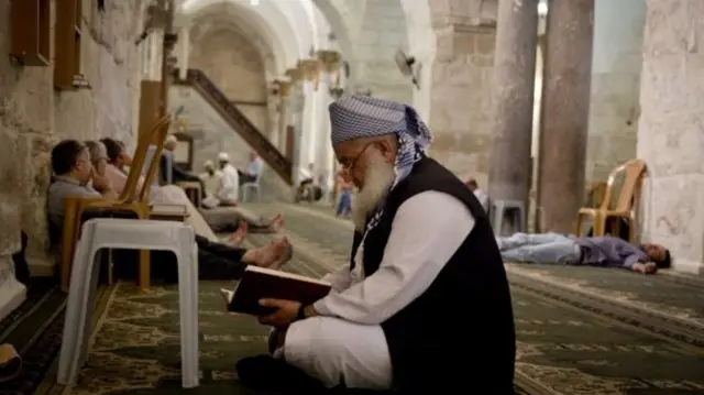 د لوېدیځې تراډې نابلس ښار په ځینو جوماتونو کې د اذان پر ځای سندره اورېدل شوې