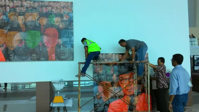 Semula hanya ditutupi kain putih, pihak pengelola bandara Sukarno Hatta akhirnya memutuskan untuk menurunkan lukisan itu sejak Jumat (12/08) siang.