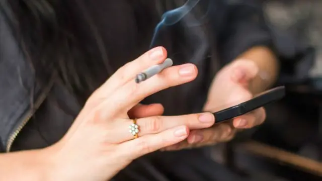 آری شفیر میگوید کنار گذاشتن موبایل هوشمندش مثل ترک سیگار دشوار بود