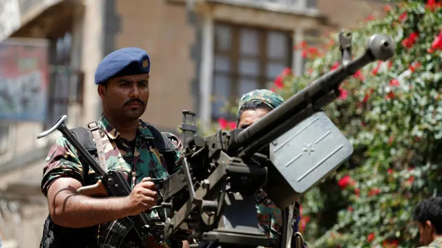 أفراد أمن انتشروا خارج البرلمان. 