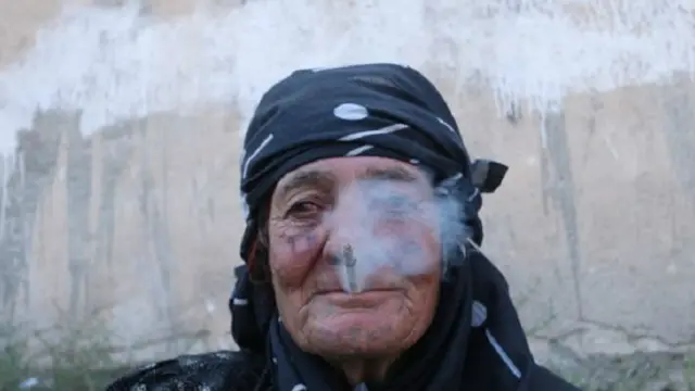 امرأة تدخن ابتهاجا برحيل التنظيم الذي كان يحظر التدخين