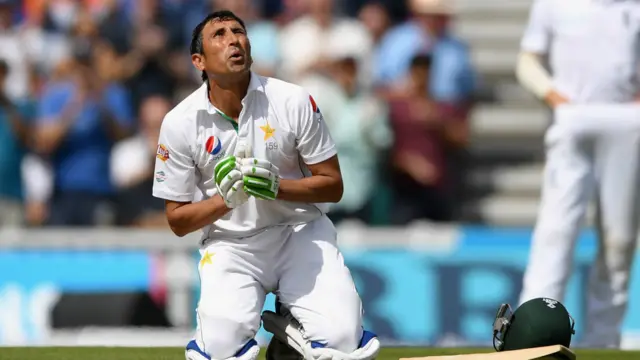 یونس خان ڈبل سنچری بنا کر سجدے میں گر گئے۔