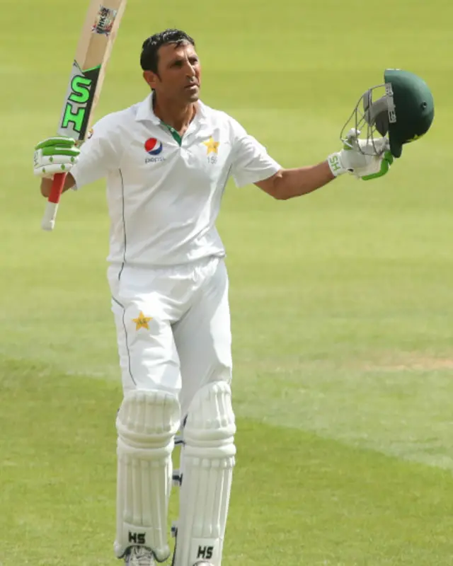 رواں دورے میں یونس خان پہلی مرتبہ فارم میں اور تمام انگلش بولروں کی جم کر پٹائی کی۔