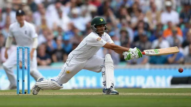 یونس خان نے تیسرے روز عمدہ کھیل کا مظاہرہ کرتے ہوئے اپنی کریئر کی چھٹی ڈبل سنچری مکمل کی۔